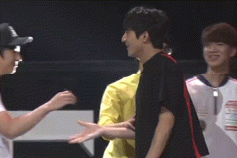 面对偶像时也有抛弃基友的一刻明星gif搞笑图片