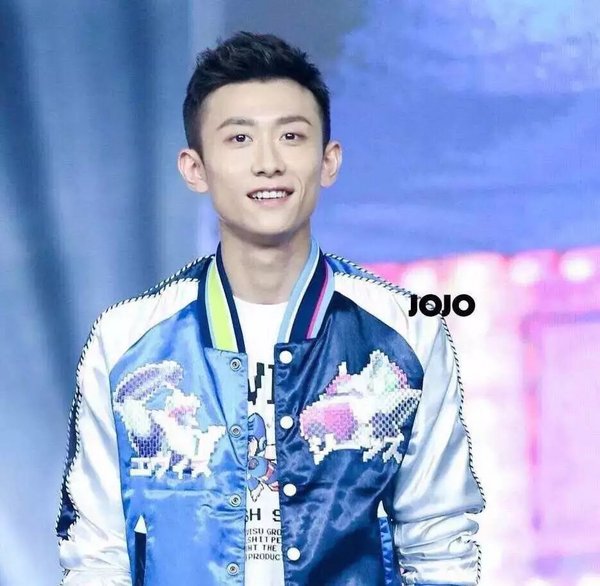 一个痞味十足的男人，张一山明星gif搞笑图片