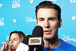 美国队长是没错，正不正经就不知道了明星gif搞笑图片