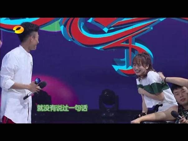 还以为吴昕没穿裤子明星gif搞笑图片