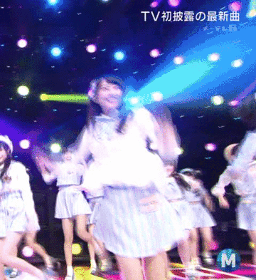 现在的偶像真是任性，居然在舞台上放暗器明星gif搞笑图片