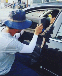 原来车祸现场是这样拍出来的明星gif搞笑图片