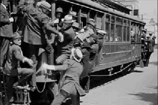 什么情况，怎么没搭上车？明星gif搞笑图片