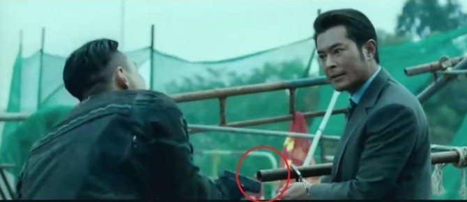 《窃听风云2》坑爹的穿帮镜头明星gif搞笑图片