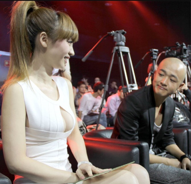 柳岩童鞋，你衣服忘缝了吧(组图)明星gif搞笑图片