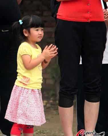 姚明爱女3岁已长到1米1，网友们感叹小沁蕾是意料之中的接班人明星gif搞笑图片