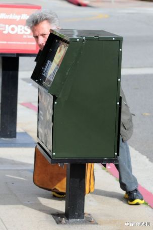 奥斯卡影帝达斯汀·霍夫曼街头逗比躲避狗仔队系列明星gif搞笑图片