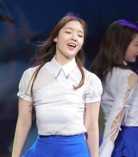 姑娘你的胸都掉下来了明星gif搞笑图片