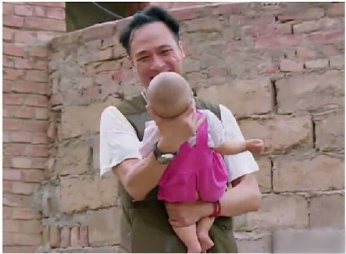 宇哥你是哄小孩吗？咋有种想掐死她的赶脚？明星gif搞笑图片