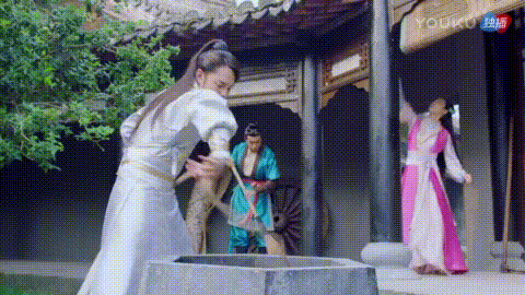 好象身体被掏空，拽根绳子都这么累明星gif搞笑图片