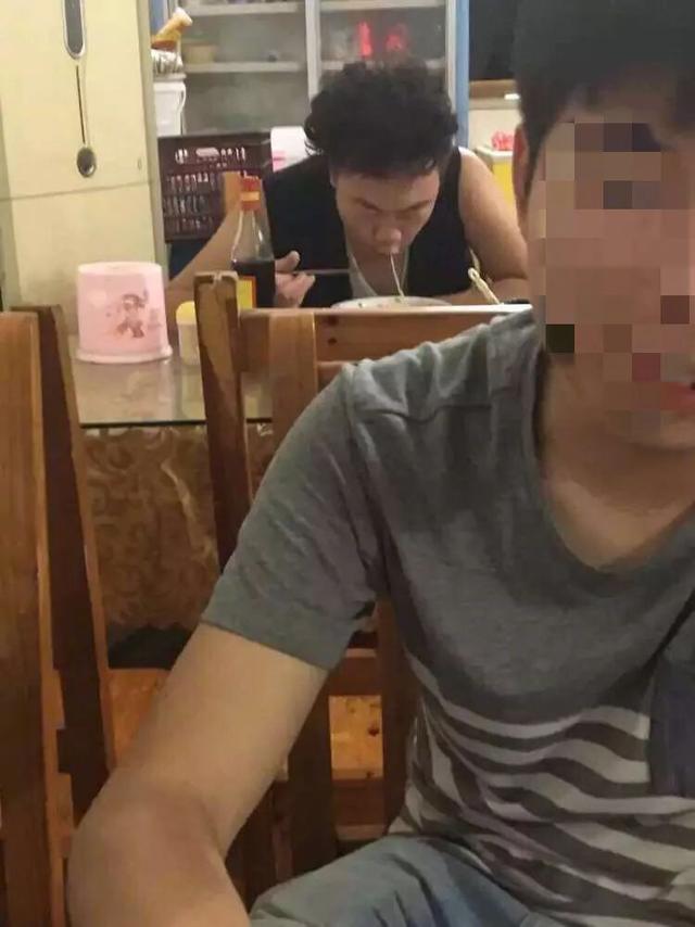 陈奕迅，吃慢一点！没人跟你抢！明星gif搞笑图片