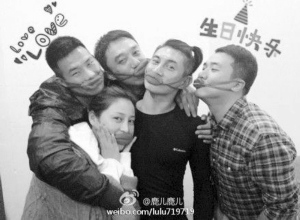 吴奇隆为友人庆生 戴红色香肠嘴口罩搞笑明星gif搞笑图片