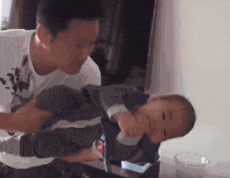 吴京和他的爱枪明星gif搞笑图片