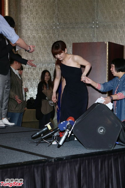 Selina穿长裙摔倒明星gif搞笑图片