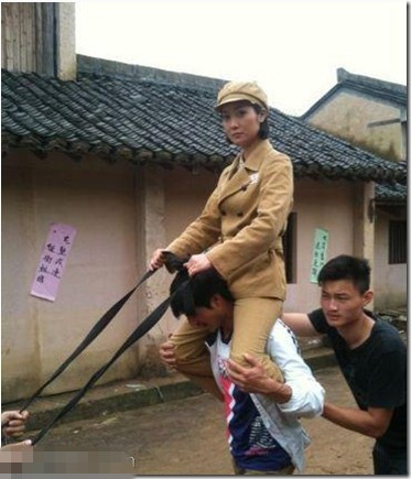 拍个电视剧容易嘛,不敢骑马的演员伤不起啊 ！！明星gif搞笑图片