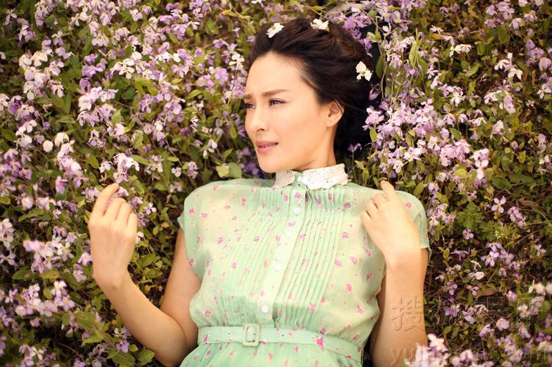 于越曝光碎花裙清爽写真 演绎盛夏田园风明星gif搞笑图片