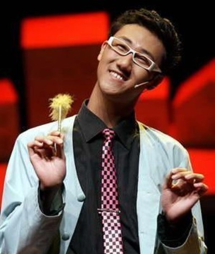 每个班总有一个很娘们的男生。你想到了谁？明星gif搞笑图片