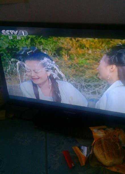 现在的电视太吓人了！这么哭在二次元还差不多。。。明星gif搞笑图片