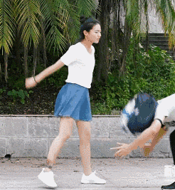 这样的女友谁能受得了~明星gif搞笑图片