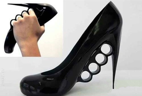 高跟鞋跟里藏小刀已经落伍了器物gif搞笑图片