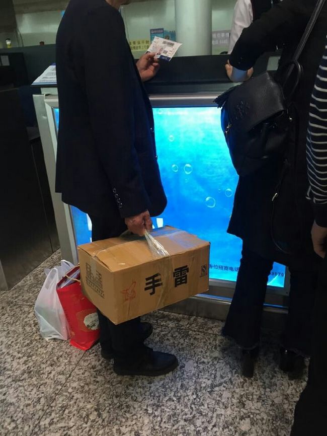 网友在机场检票口遇见一位大哥。。。器物gif搞笑图片