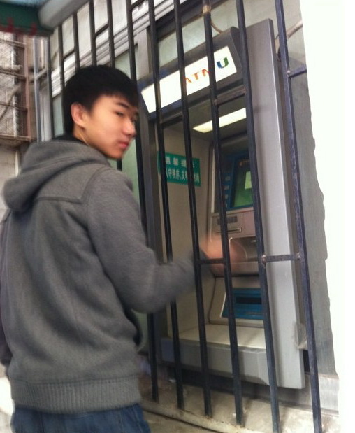 防盗措施一流的自动取款机器物gif搞笑图片