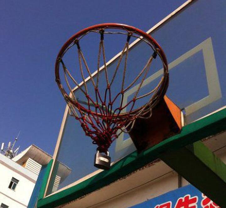 不让我打篮球也不用这样吧器物gif搞笑图片