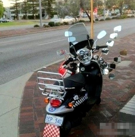 这样就再也不怕看不到后面的车了器物gif搞笑图片