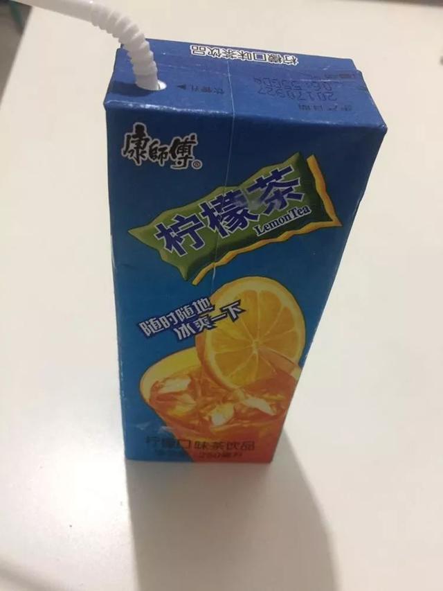 从前有一罐来自北方的柠檬茶 它来到了冬天的南方 然后它就成了柠檬茶棒棒冰器物gif搞笑图片