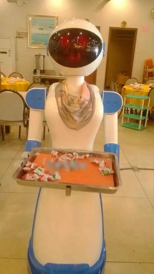 今天来这里吃东西，有个很可爱的机器人小妹妹！器物gif搞笑图片