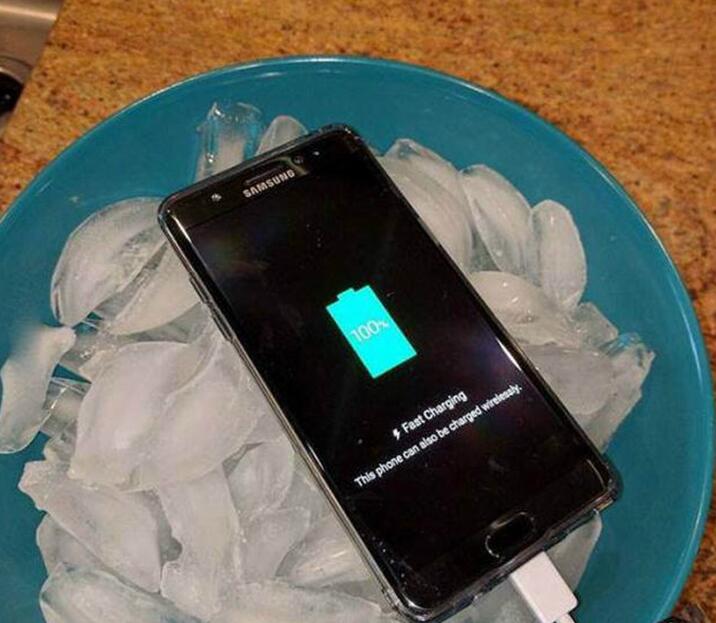 如今只能这样充电了器物gif搞笑图片