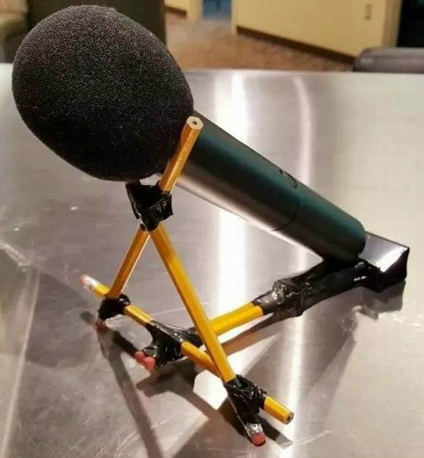 黄色铅笔版话筒架器物gif搞笑图片