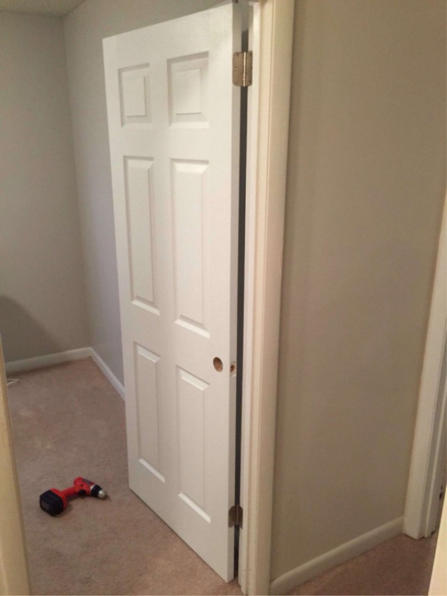 动手达人，门装好你就等着哭吧器物gif搞笑图片