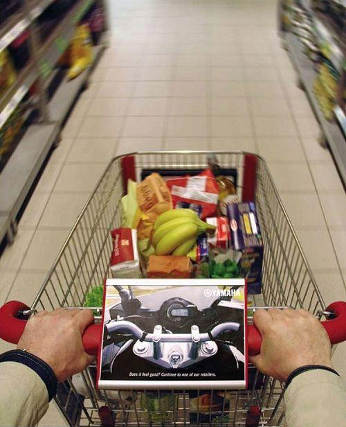 在超市里感受飚车的快感器物gif搞笑图片