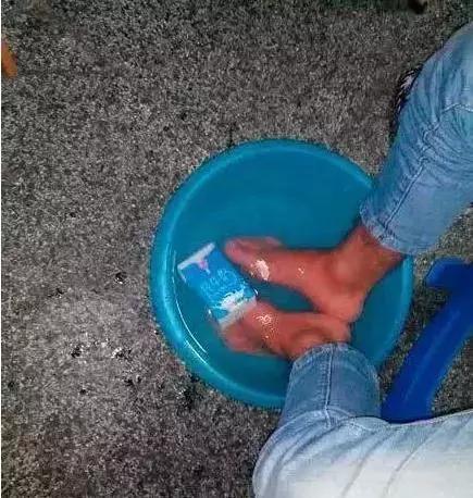 奶太冷了，热热再喝器物gif搞笑图片