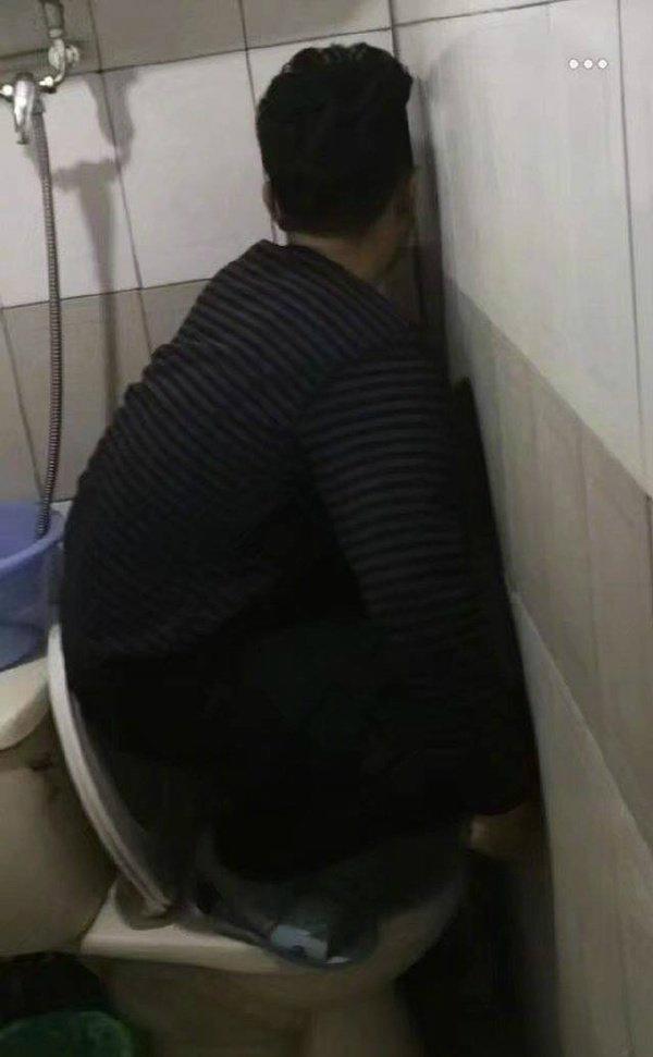 望大力推广，绝对可以彻底改变上厕所玩手机的陋习器物gif搞笑图片