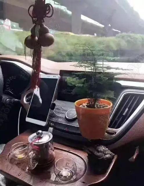 都说车是第二个家，看到这个我信了器物gif搞笑图片