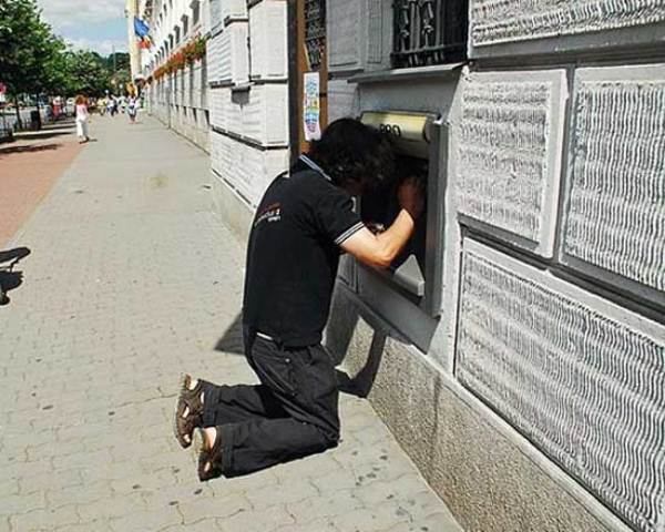 坑爹的ATM取款机器物gif搞笑图片