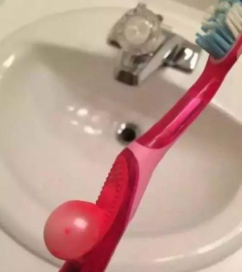 夭寿啦～牙刷竟然怀孕了！！！器物gif搞笑图片