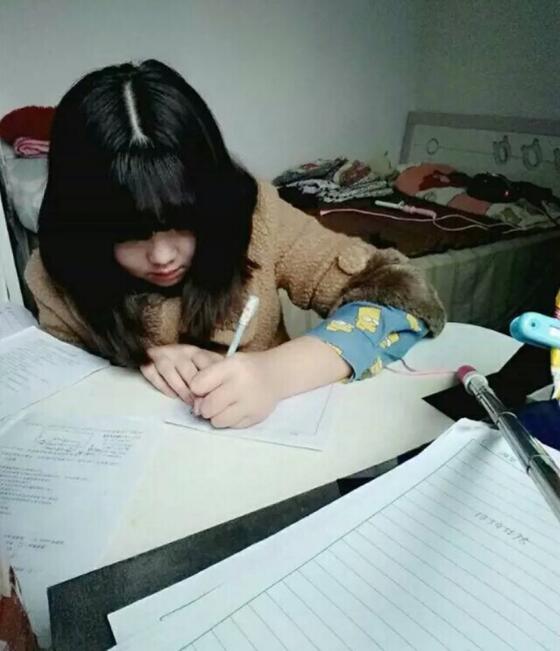 亮点在床上器物gif搞笑图片