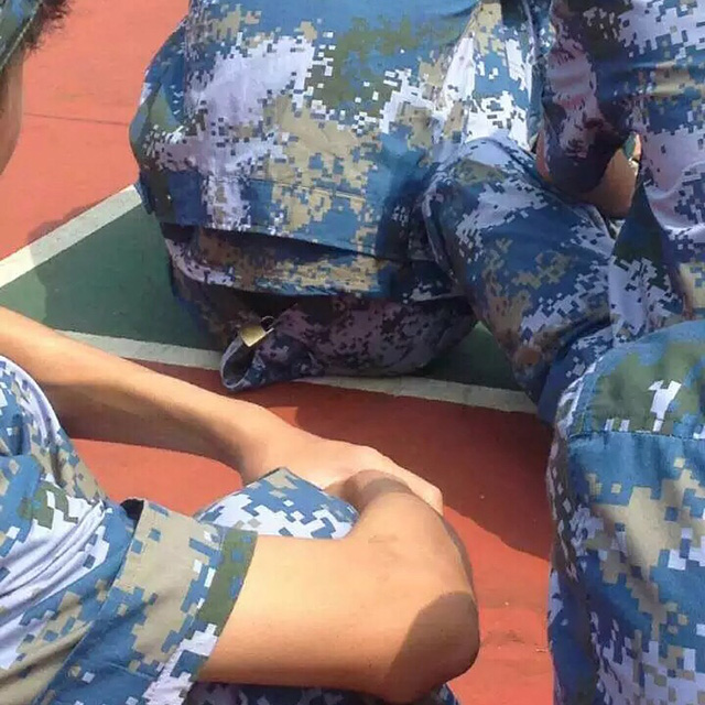 军训时看到一条让人心服口服的腰带，安全性满分器物gif搞笑图片