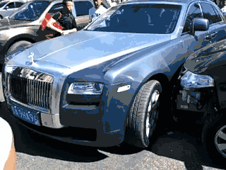 车主别生气了，我的车赔给你行吗？器物gif搞笑图片