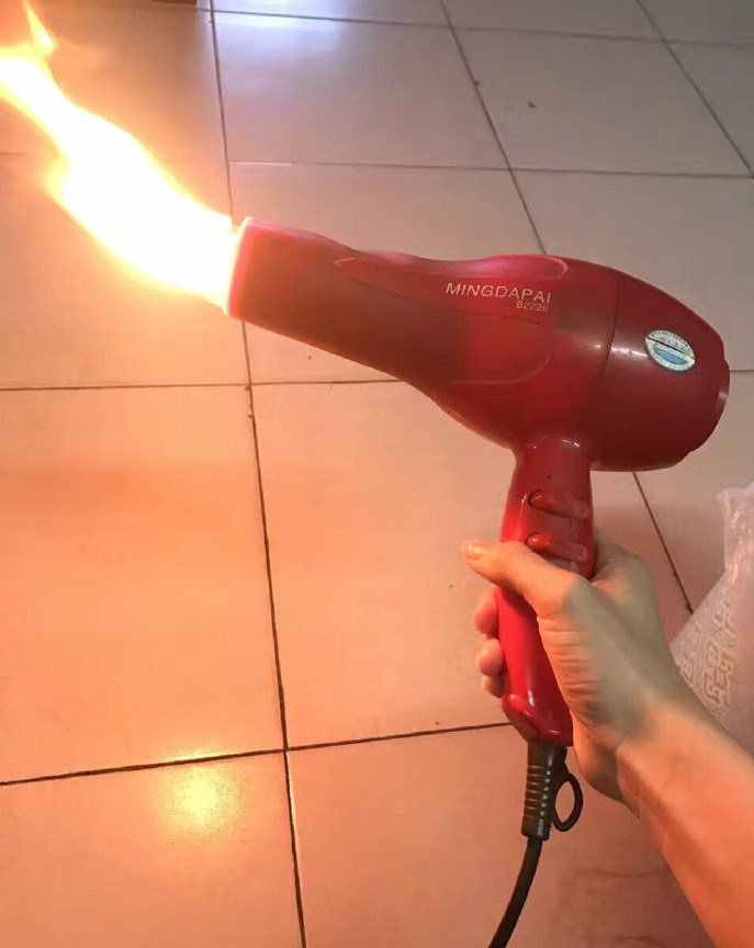 恭喜这位朋友开启了吹风机的隐藏属性器物gif搞笑图片
