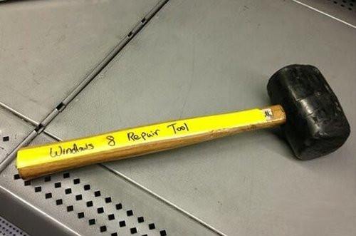 专业维修win 8 只需要一锤器物gif搞笑图片