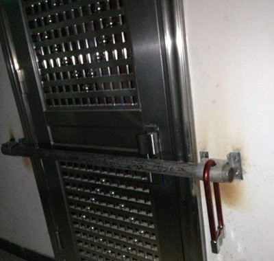 这才是真正的防盗门器物gif搞笑图片