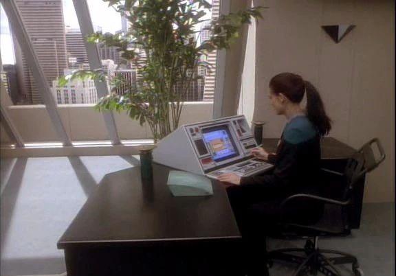 星际迷航：深空九号里2024年的电脑器物gif搞笑图片