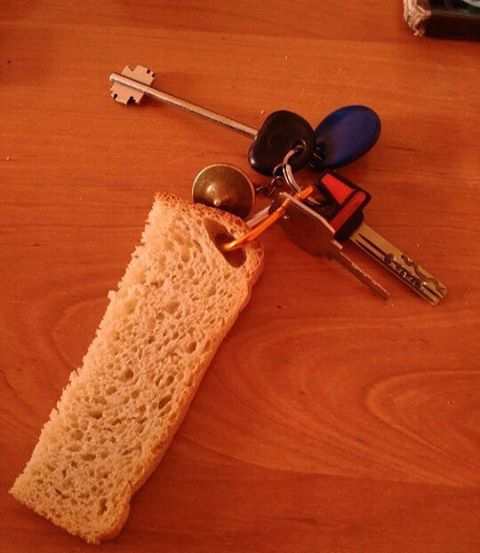 这是谁的钥匙扣啊？快拿走器物gif搞笑图片