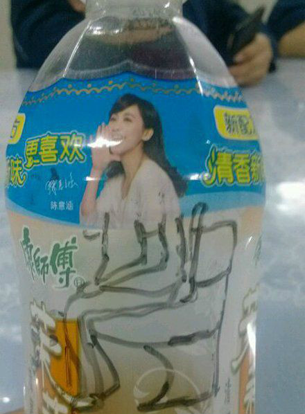 看了这幅图后，再也不想喝茉莉蜜茶惹器物gif搞笑图片