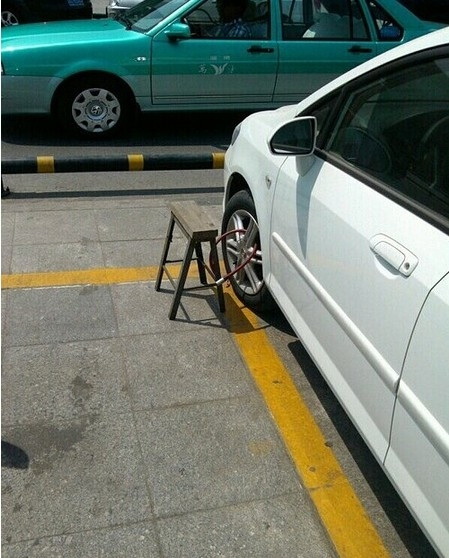 一张板凳费这么大劲器物gif搞笑图片