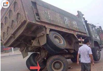 没带工具，用轮子顶下器物gif搞笑图片